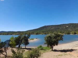 Vue sur le lac de Saint-Cassien