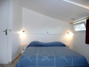 Chambre mansardée 1.70 coté vasistas lit 1.60 x 2m  petite  fenêtre  avec moustiquaire